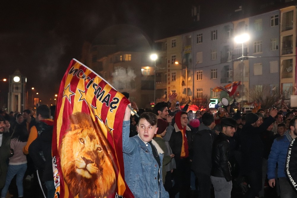 Karaman’da Galatasaraylı taraftarların galibiyet sevinci 