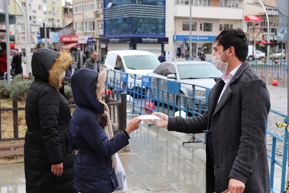 Karaman’da hayırsever imalatçı 20 bin adet maske dağıttı 