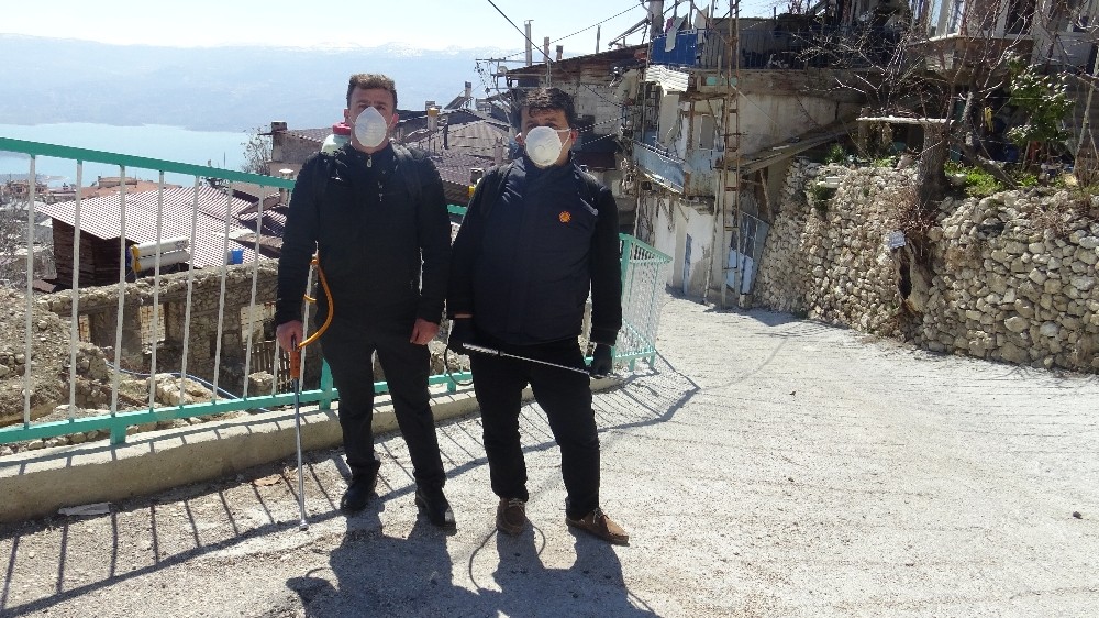 Karaman’da iki muhtar mahallelerini kendi imkanları ile dezenfekte etti 