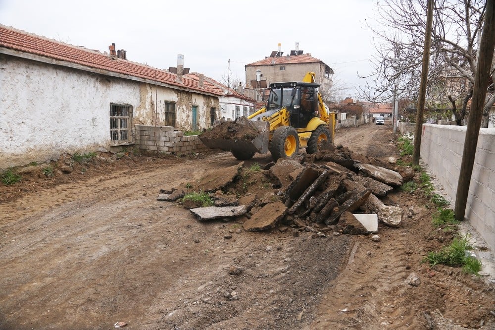Karaman’da kaldırım ve asfalt çalışmaları devam ediyor 
