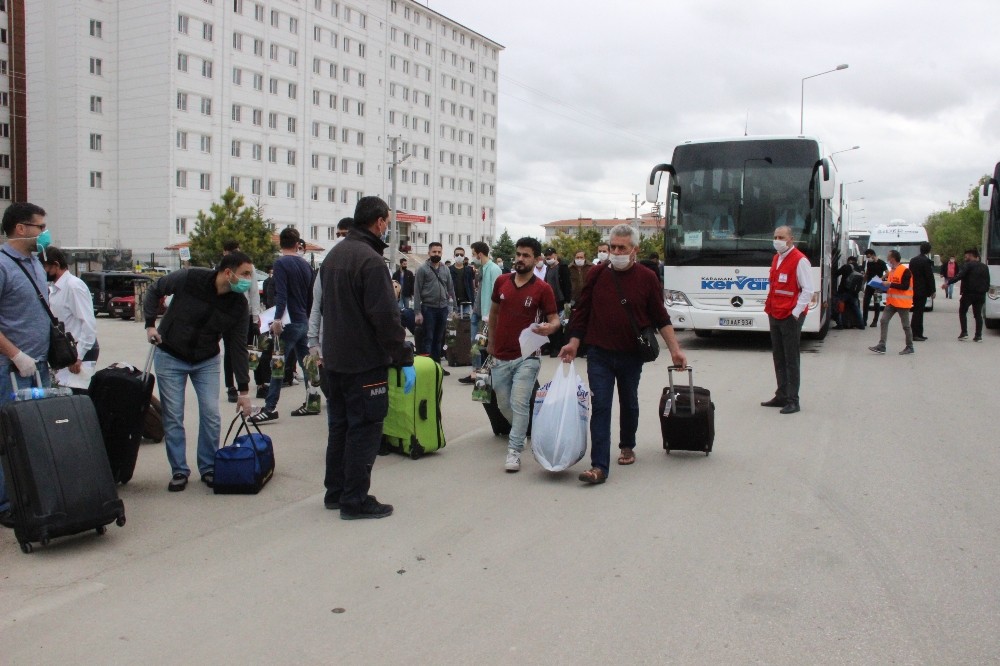 Karaman’da karantina süresi dolan 483 kişi çam fidanlarıyla uğurlandı 