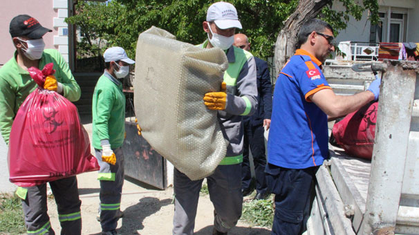 Karaman'da karantinadaki evlerin bazı eşyaları imha edilmek üzere götürüldü