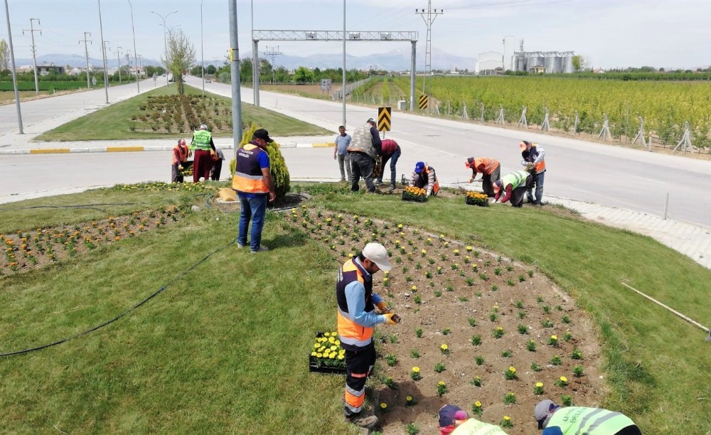 Karaman’da kavşaklar çiçeklerle donatıldı 