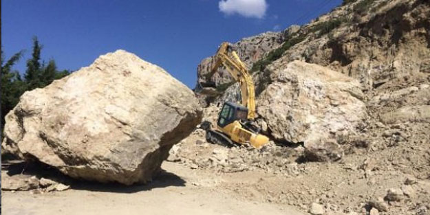 Karaman’da kepçenin üzerine 30 tonluk kaya düştü