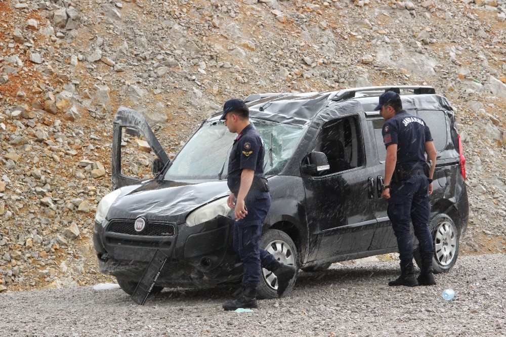 Karaman’da kontrolden çıkan hafif ticari araç devrildi: 1 yaralı 