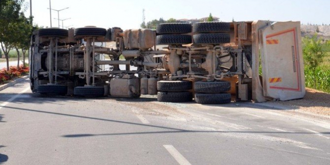 Kum yüklü kamyon ve servis minibüsü devrildi: 9 yaralı