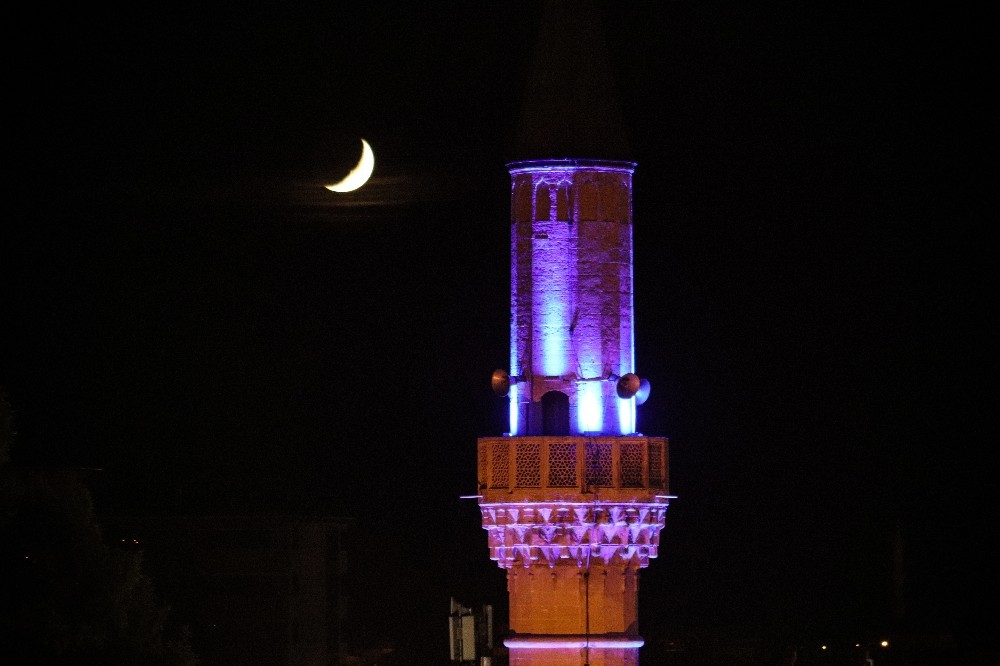 Karaman’da minare ile hilalin buluşması mest etti 