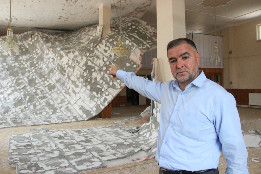 Karaman’da namaz sırasında cami tavanı çöktü 