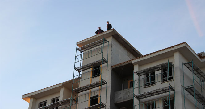 Karaman’da paralarını alamayan işçiler çatıya çıktı