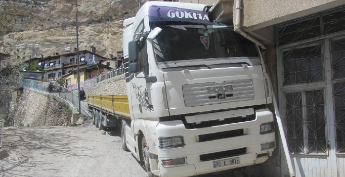 Karaman'da park halindeki TIR evin duvarına çarptı