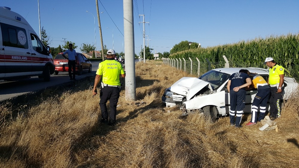 Karaman’da şarampole inen otomobil elektrik direğine çarptı: 1 yaralı 