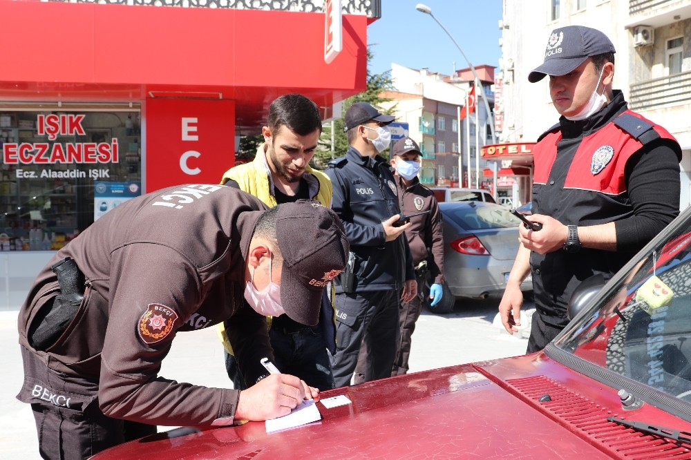Karaman’da sokağa çıkma kısıtlamasına uymayan iki gence tutanak tutuldu 