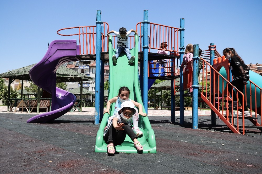 Karaman’da sokak ve parklar çocuklarla şenlendi 