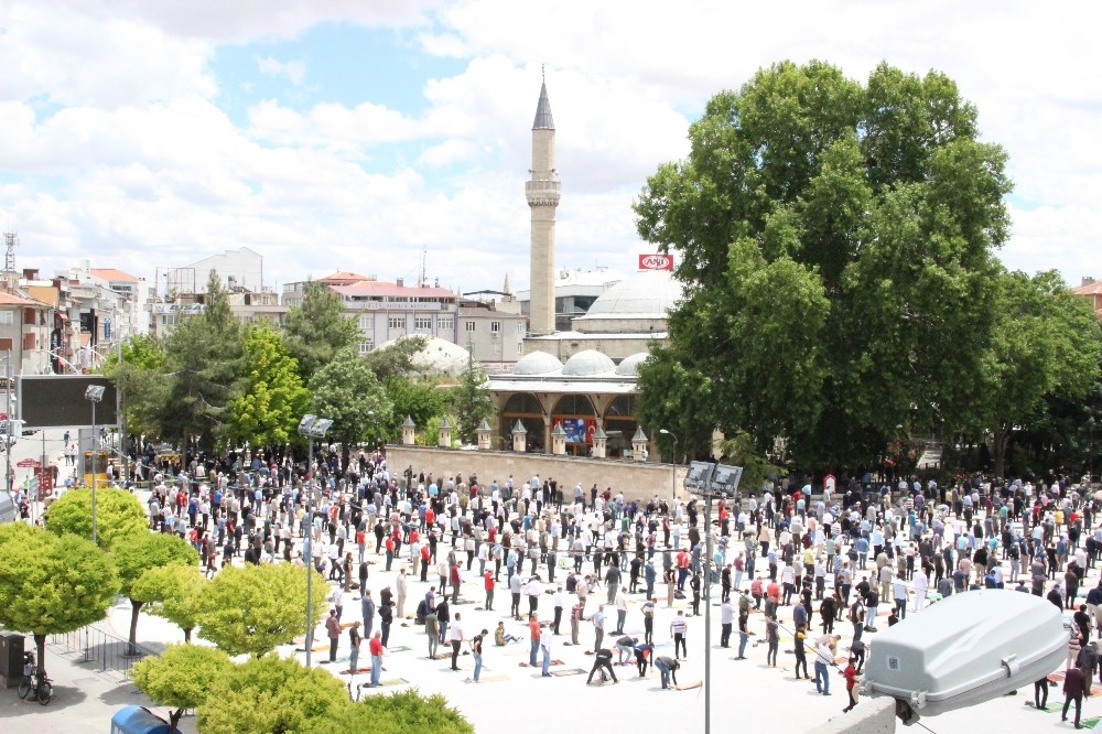 Karaman’da sosyal mesafeli ilk cuma namazı kılındı 