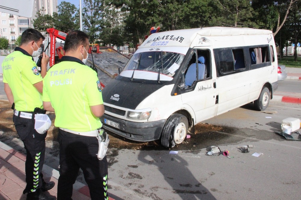 Karaman’da tarım işçilerini taşıyan minibüs devrildi: 4 yaralı 