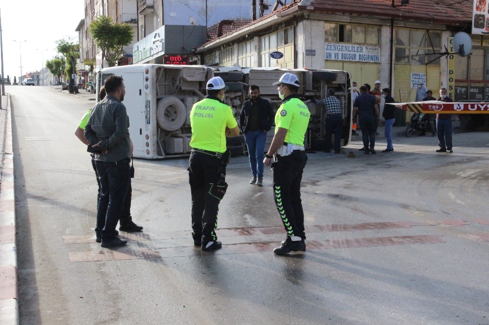 Karaman’da ticari taksiyle çarpışan işçi servisi devrildi: 11 yaralı 
