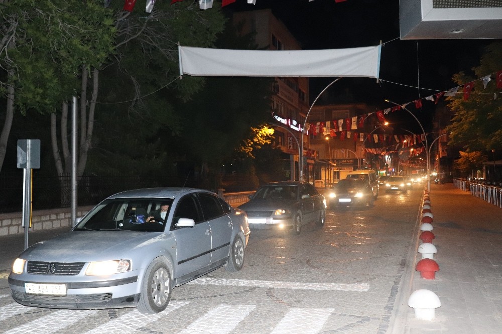 Karaman’da vatandaşlar kısıtlamanın bitmesiyle kendilerini sokağa attı 