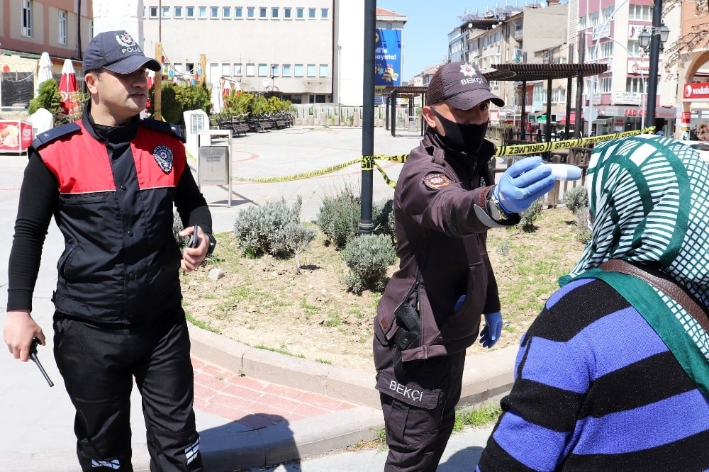 Karaman’da vatandaşlar şehrin en işlek caddesine ateşleri ölçülerek alınıyor 