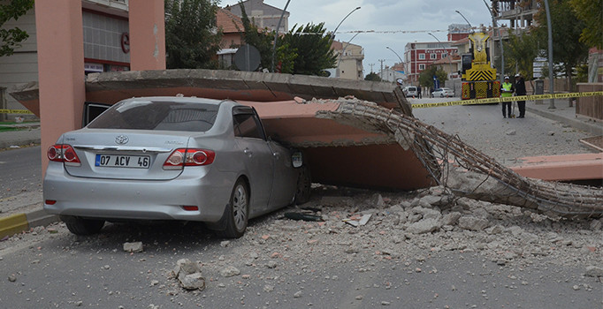 Karaman'da vincin çarparak yıktığı üst geçitten kopan beton otomobilin üstüne düştü