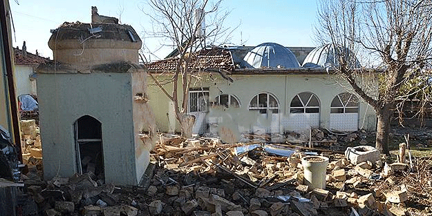 Karaman'da yıldırım isabet eden caminin minaresi yıkıldı