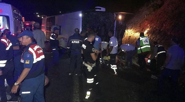 Karaman'da yolcu otobüsü devrildi: 3 kişi öldü, 47 kişi yaralandı