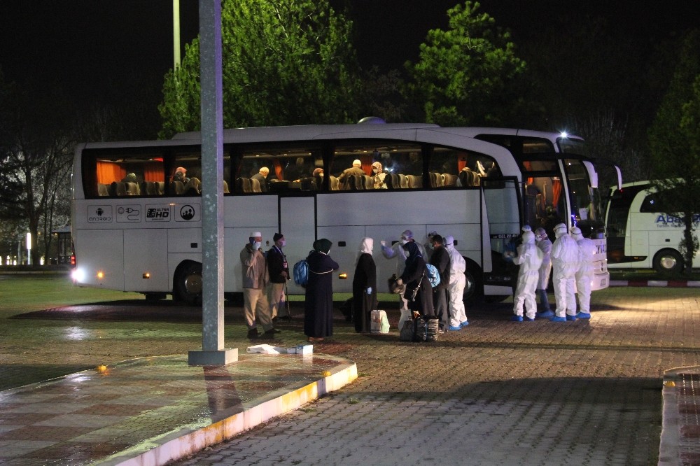 Karamanlı 64 umreci yakınlarına kavuştu 