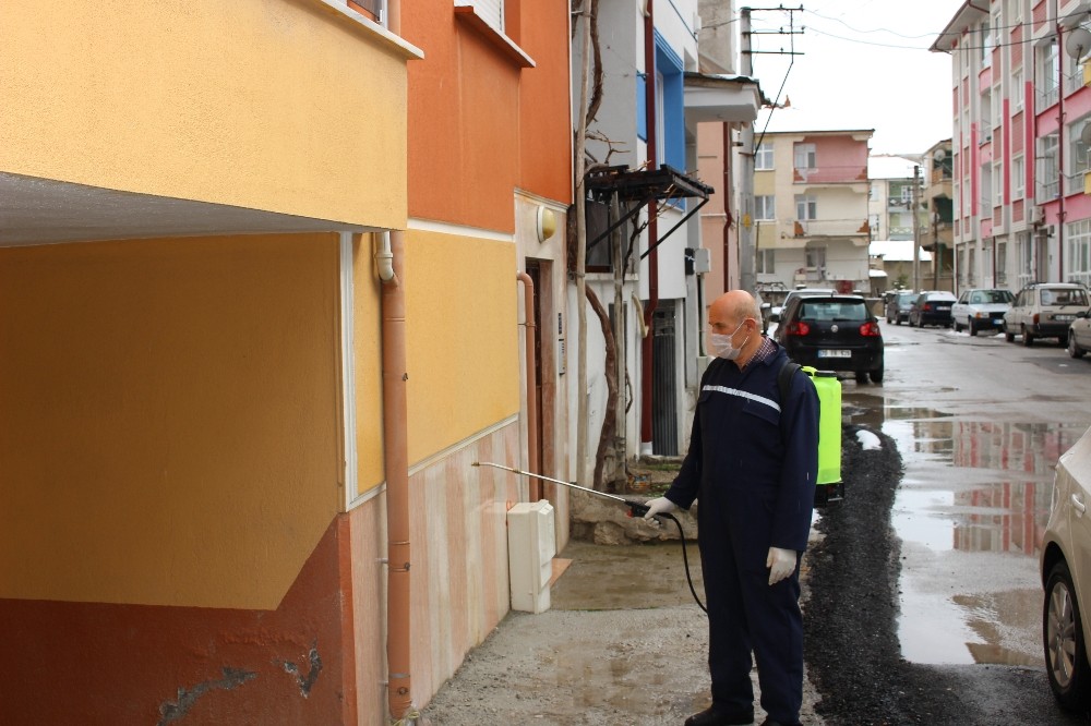 Karamanlı muhtar, mahallesini dezenfekte etti 