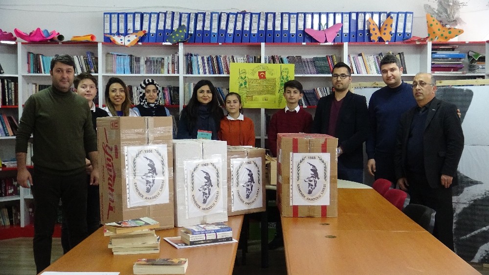 Karamanlı öğretmen ve öğrencilerden Mehmetçiğe kitap 