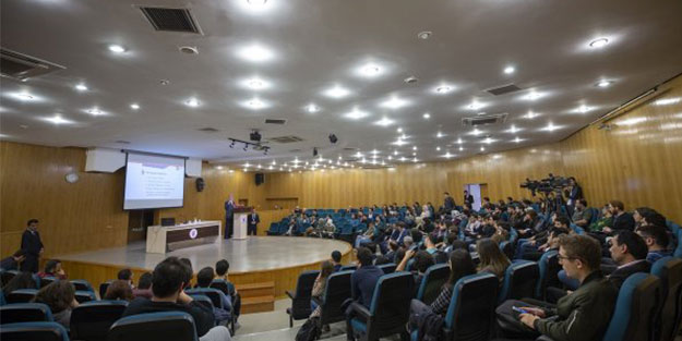 Karamollaoğlu boş salona seslendi: Anketlerde öndeyiz