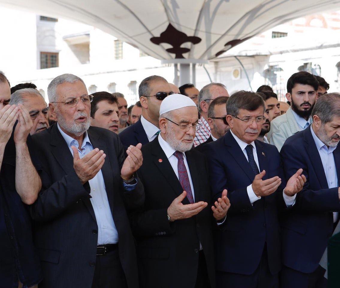 Karamollaoğlu ve Davutoğlu cenazede bir araya geldi