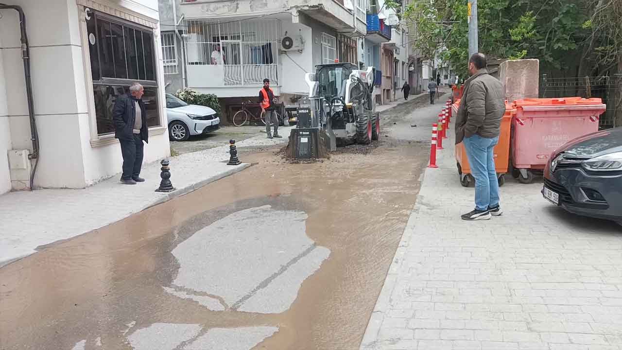 Karamürsel'de altyapı çalışmasında ana su borusu patladı! Sokak göle döndü!