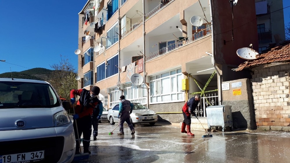 Karantina altına alınan apartmanın etrafı baştan aşağı yıkandı 