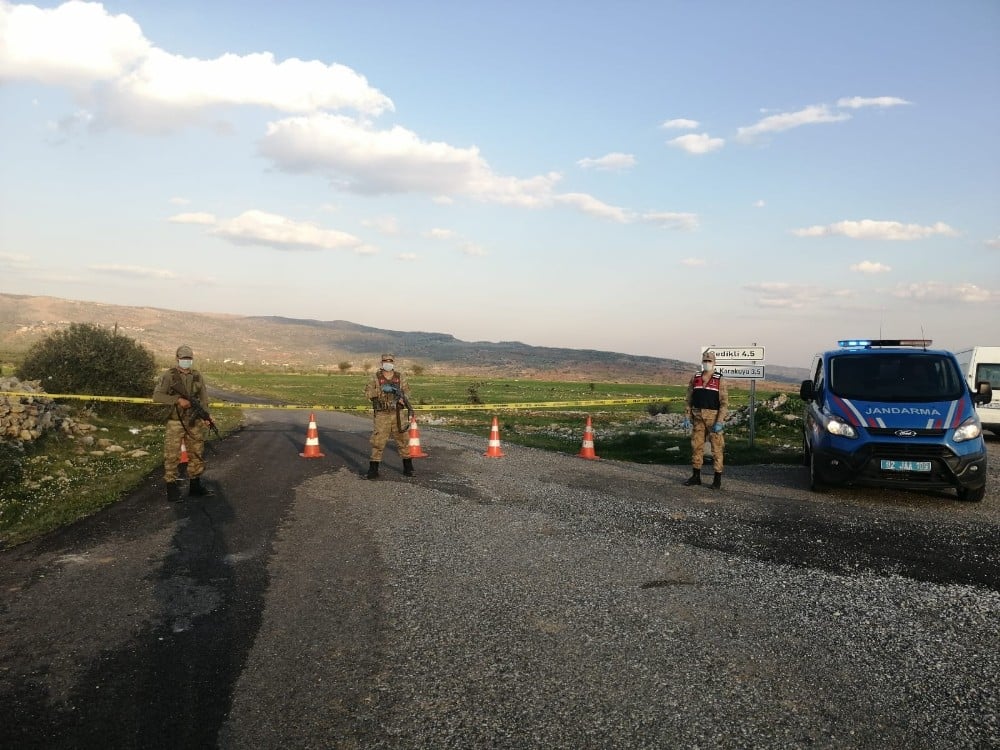 Karantina altına alınan köye girmeye çalışınca yakayı ele verdi 