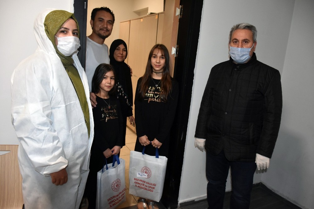 Karantina altındaki çocuklara 23 Nisan sürprizi 