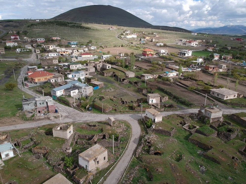 Karantina altındaki köy drone ile kontrol ediliyor 
