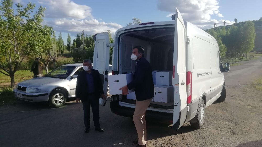 Karantina altındaki köye gıda yardımı yapıldı 
