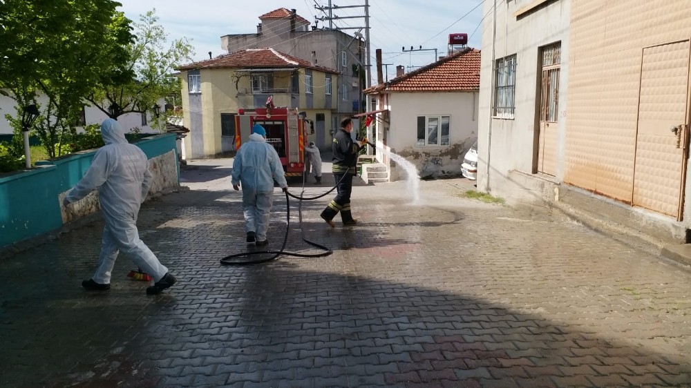Karantina altındaki Sindelli Mahallesi dezenfekte ediliyor 