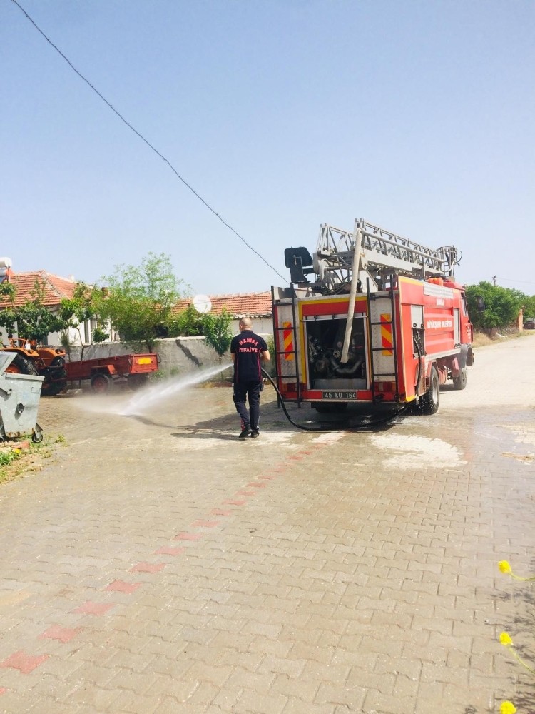 Karantina altındaki sokaklara dezenfekte çalışması 