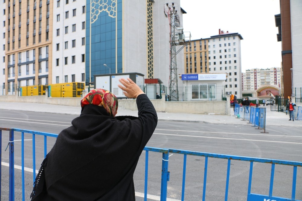 Karantina altındaki vatandaşların yakınlarının bekleyişi sürüyor 