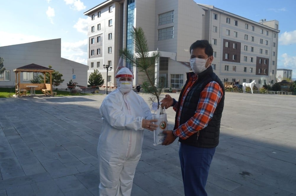 Karantina günleri anısına fidan diktiler 
