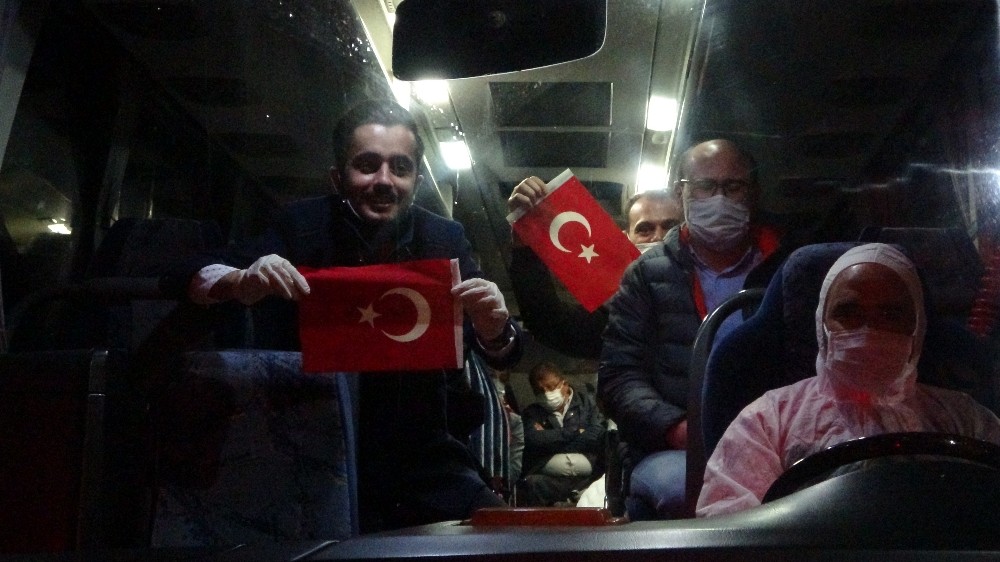 Karantina için Uşak’a getirilen vatandaşlar otobüsten Türk bayrağı salladı 