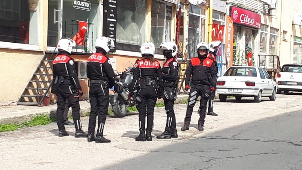 Karantina ihlali yapan şahıs polis eşliğinde hastaneye götürüldü 