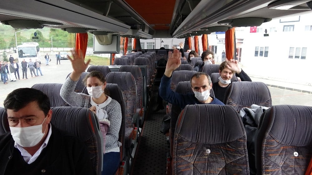 Karantina süresi dolan 323 kişi evlerine uğurlandı 