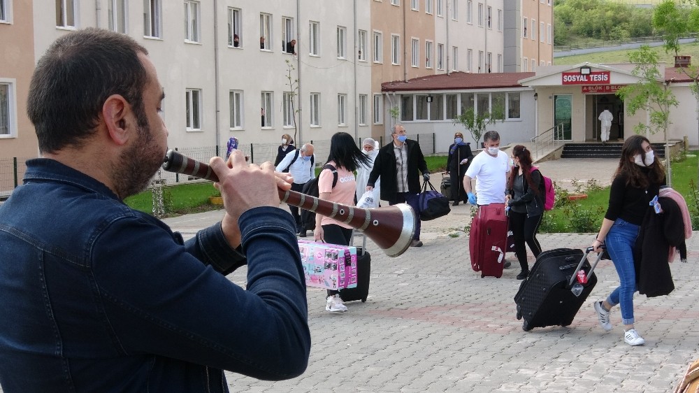 Karantina süresi dolan 343 kişi davul ve zurna ile uğurlandı 