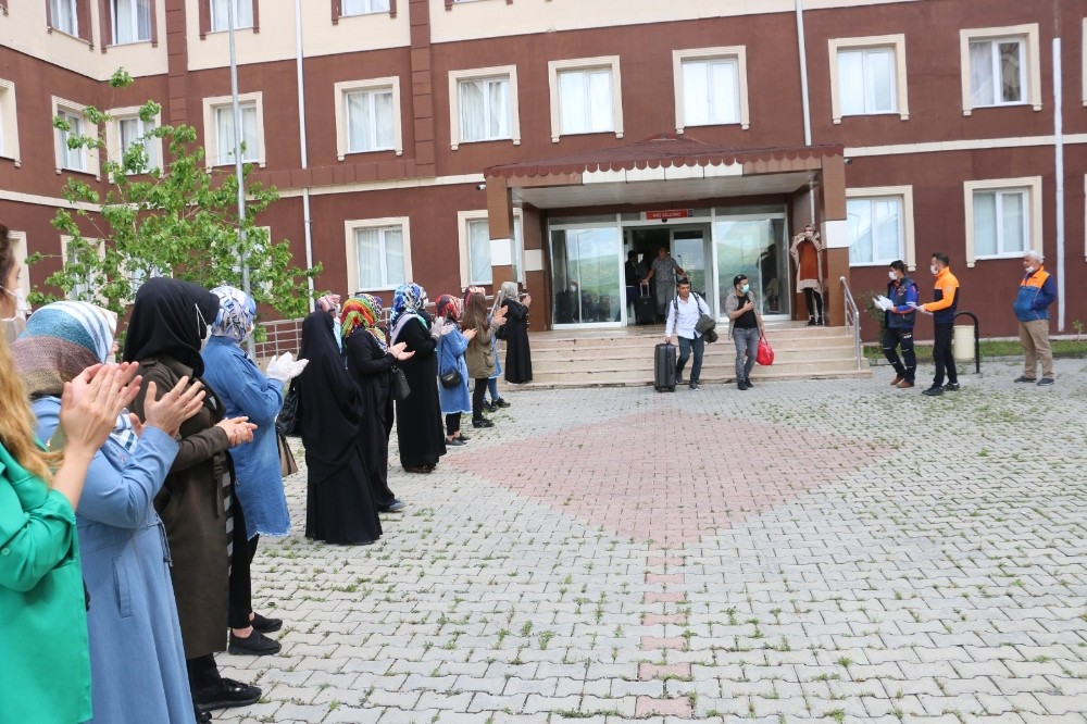 Karantina süresi sona eren 182 kişi alkışlarla memleketlerine uğurlandı 