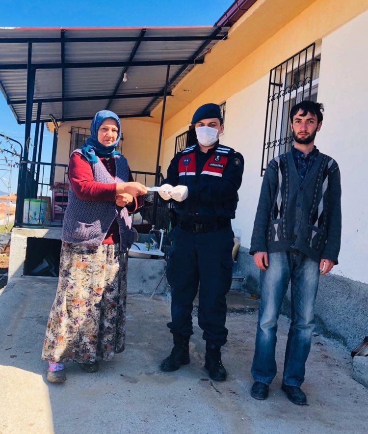 Karantina yaşlı kadının bağışını durduramadı 