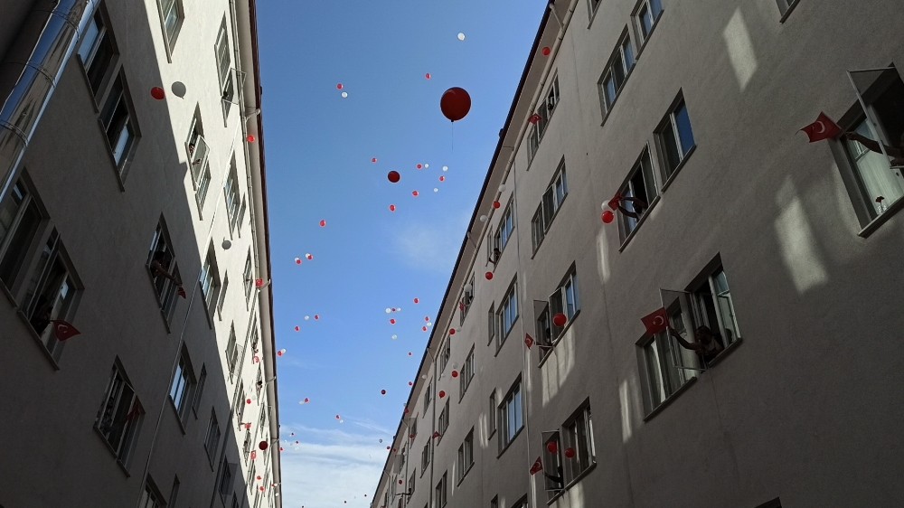 Karantina yurdunda balonlar koronadan kurtulmak için uçuruldu 