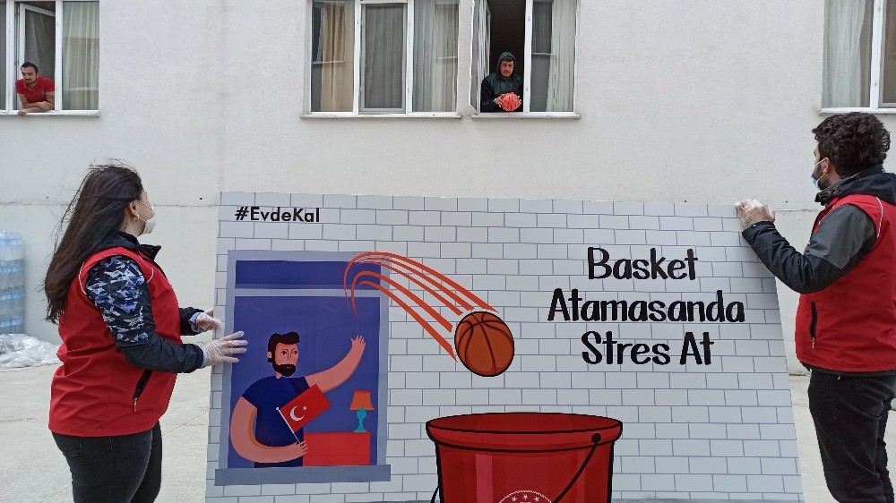 Karantina yurdunda basketbol heyecanı 