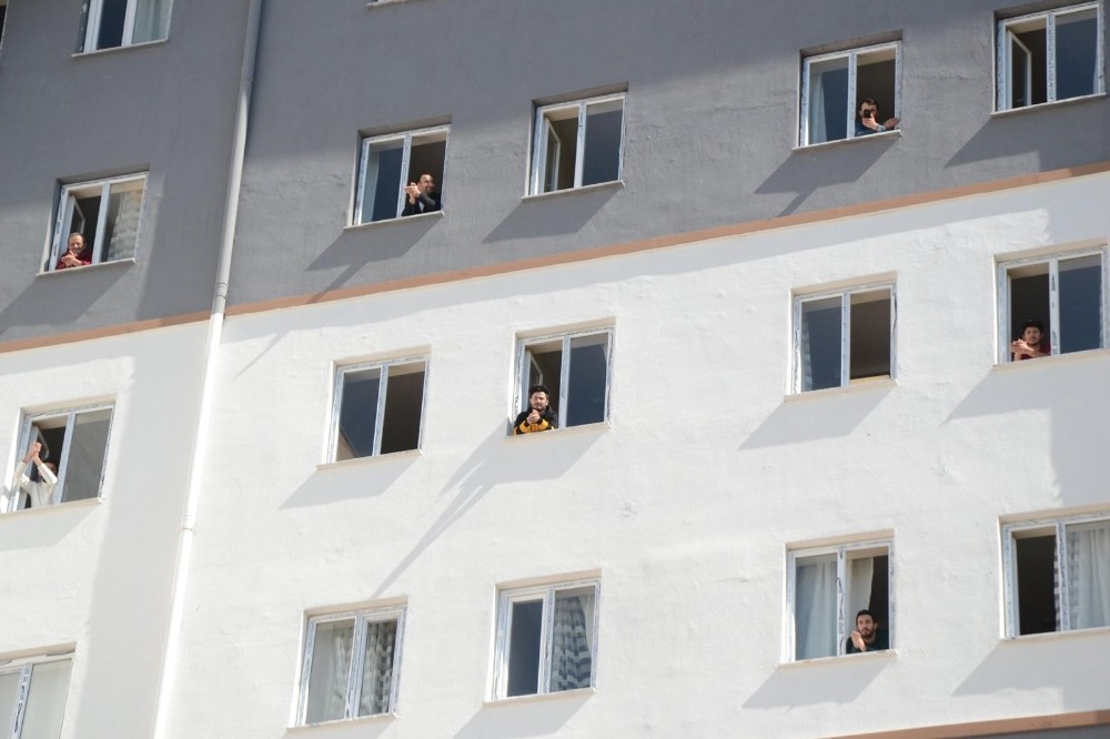 Karantina yurdunda kalanlara moral oldular 