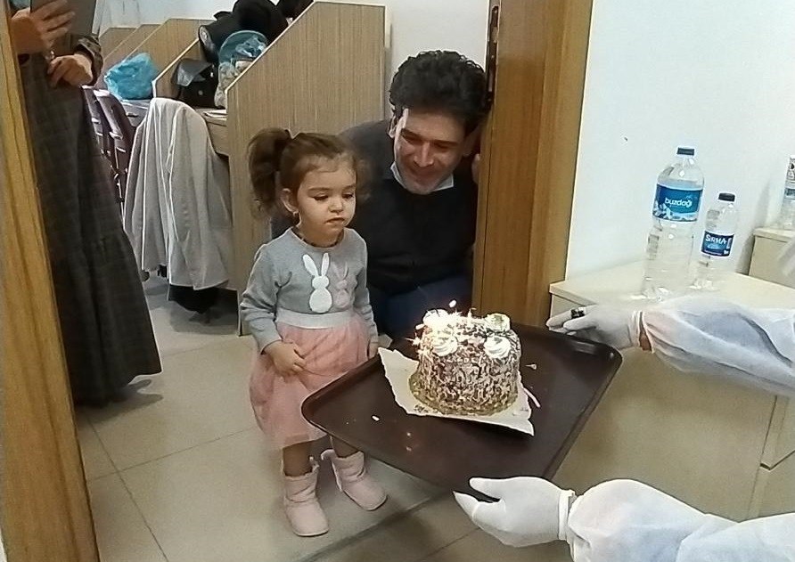 Karantinada bulunan 3 yaşındaki Elif Naz’a sürpriz doğum günü 